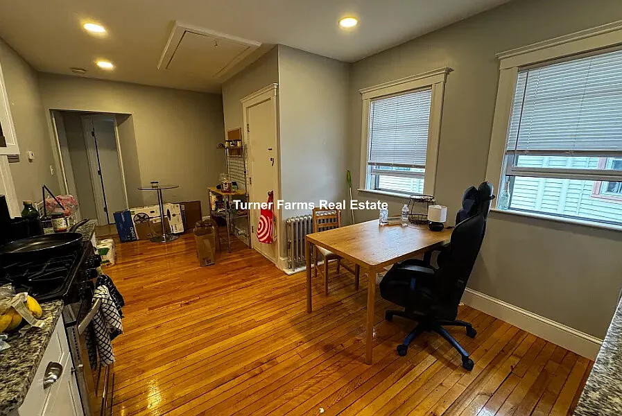5 bed, 9999 sqft, $6,510 — Photo 4