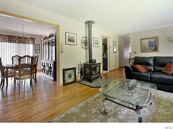 4th image of 90 Eleanor Dr