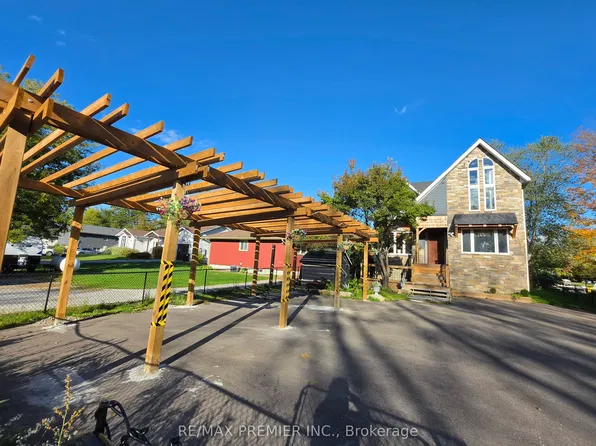 1651 Peninsula Point Rd, Severn, ON P0E 1N0