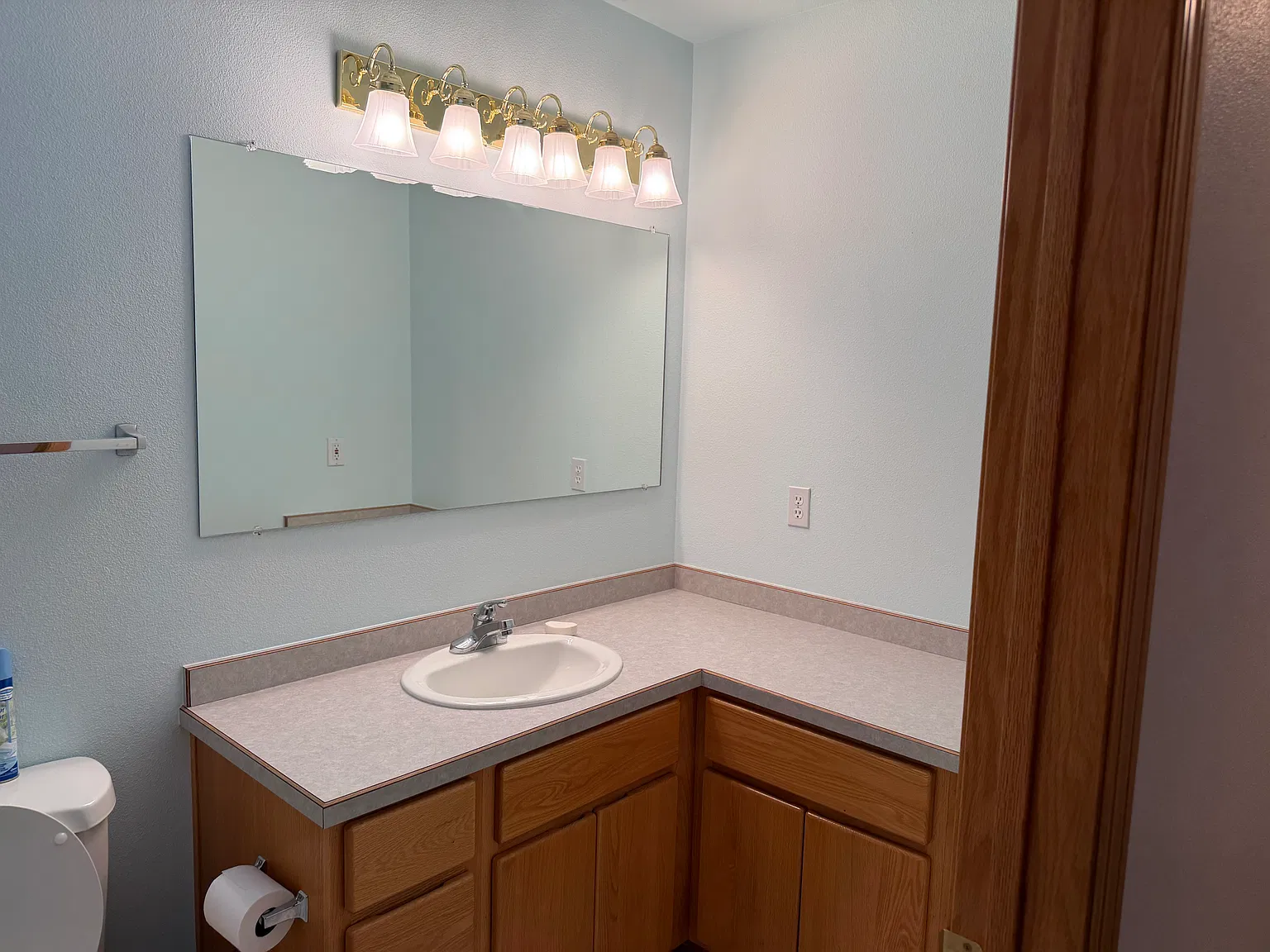 3 bed, 2.5 bath, 1900 sqft, $2,500 — Photo 4