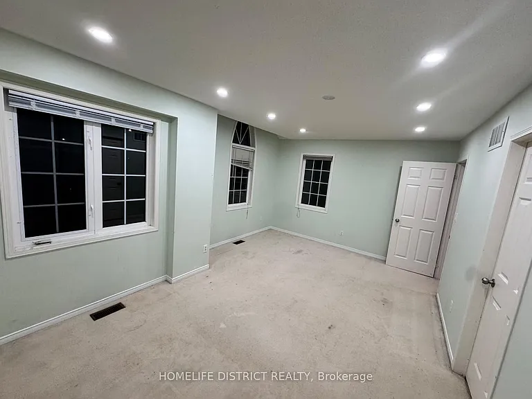 1100 Ashgrove Cres — Photo 40