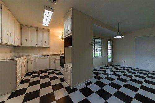 3rd image of 4715 Baywood Ln