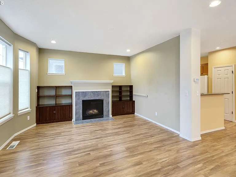 1174 SE Westerland St — Photo 2