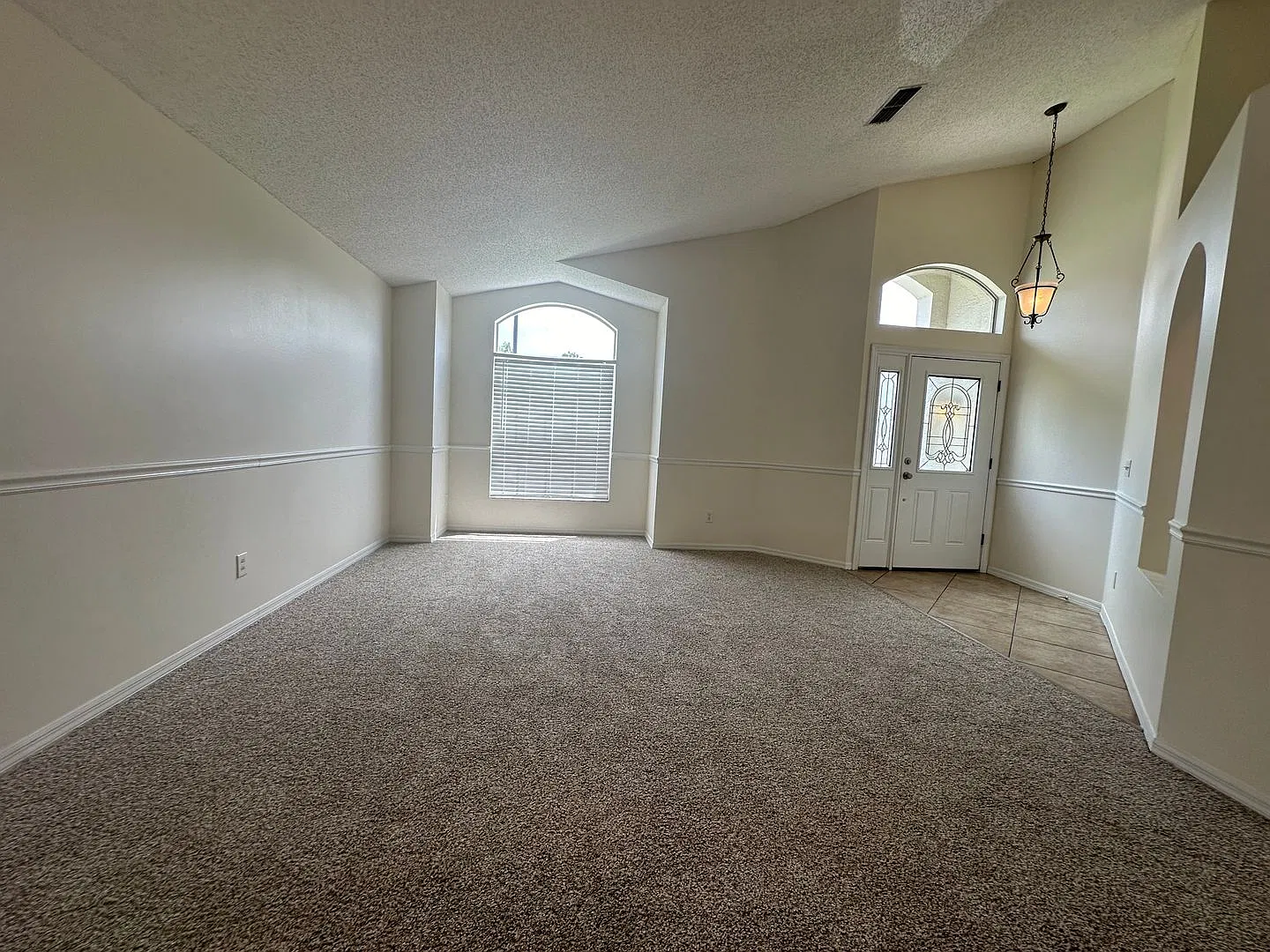 3/2 Split plan with pool! — Photo 4