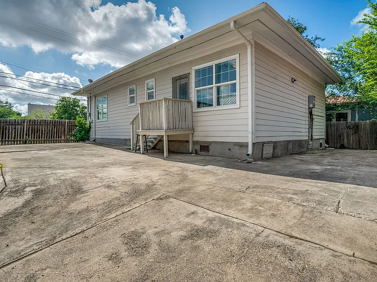 2219 N Flores St — Photo 25