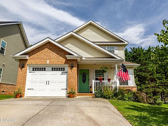 2nd image of 1004 Lennox Cir