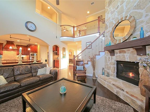 4th image of 2542 Roseville Dr