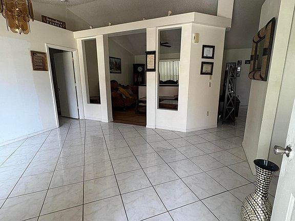 5th image of 537 NW Biscayne Drive