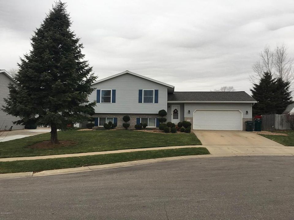2nd image of 845 Emerald Ln NW