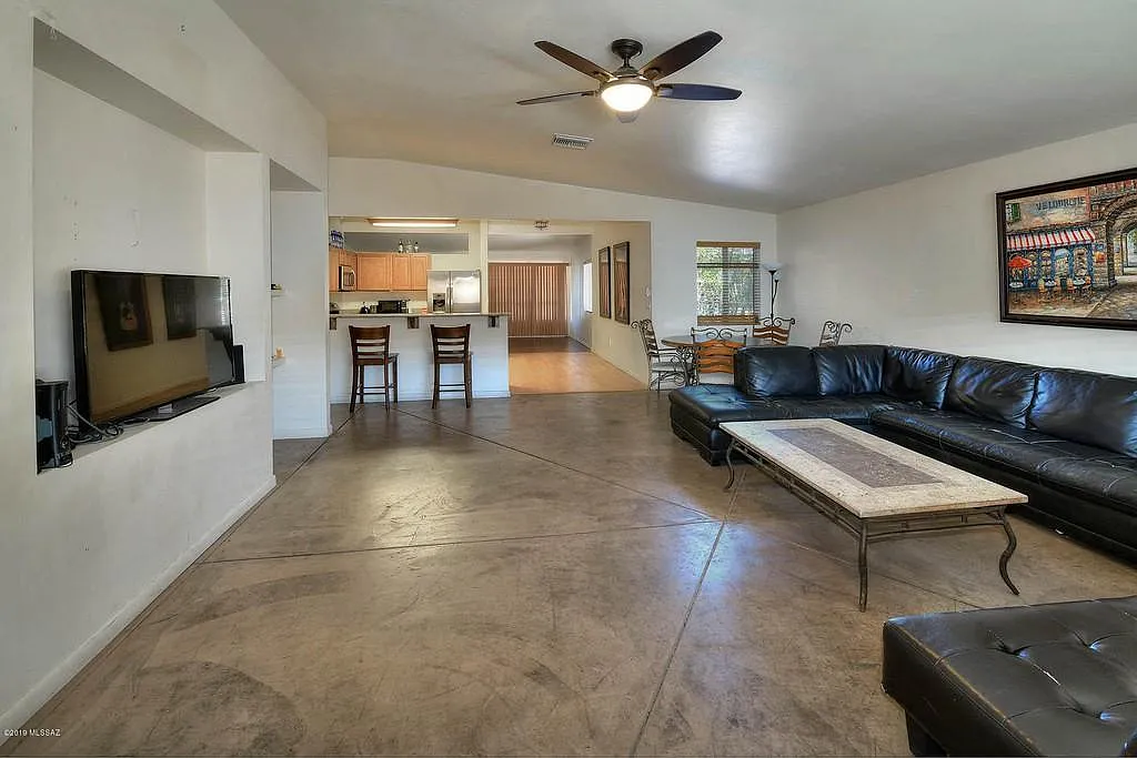 832 E Lester St — Photo 1
