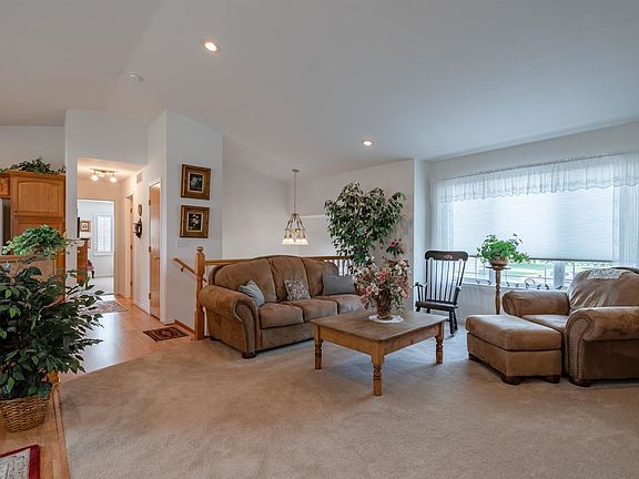 4th image of 785 Churchill Dr SE