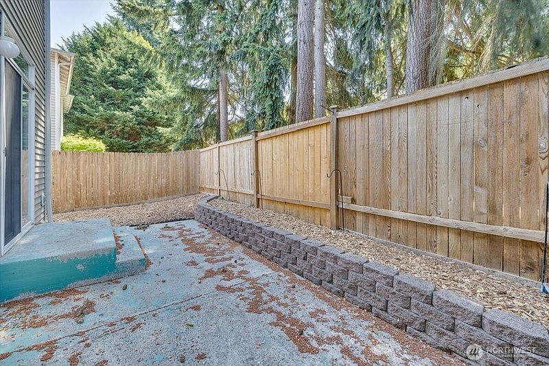 4th image of 1526 121 Street SW