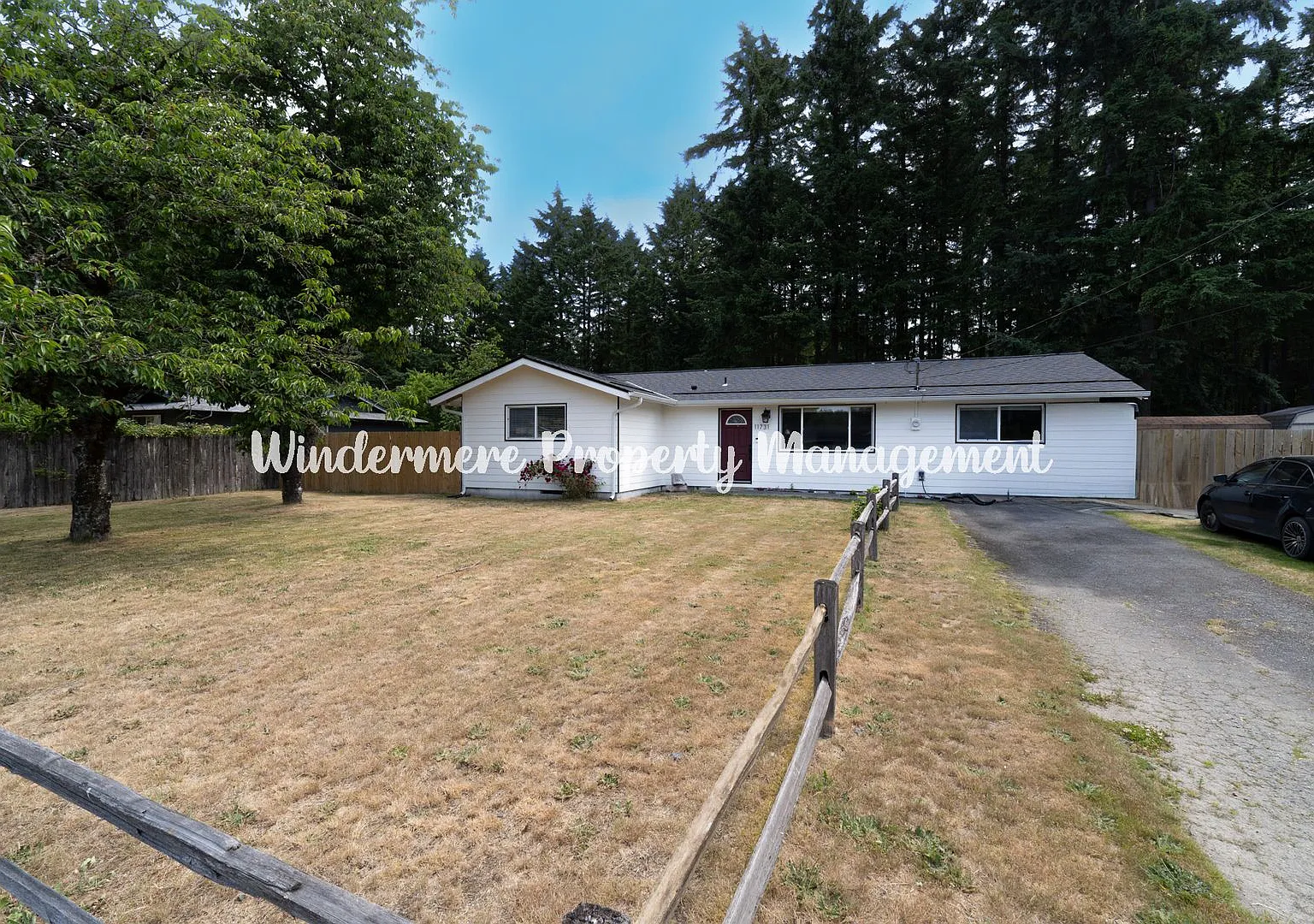 Bright and cheery 3 bed rambler on large fully fenced lot — Photo 1