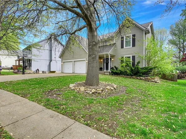 1721 NE Debonair Dr, Lees Summit, MO 64086