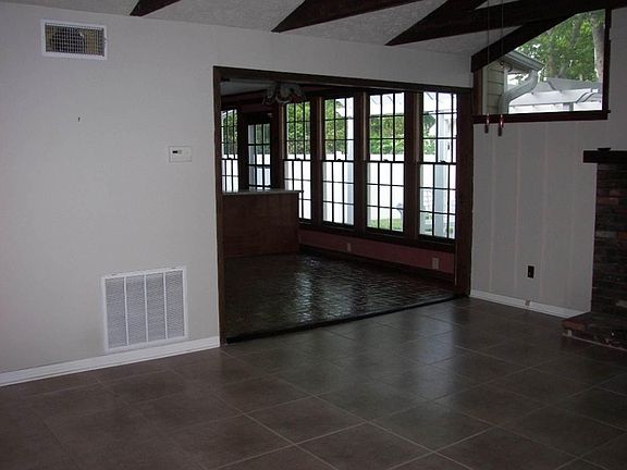 5th image of 102 Edgewood Dr