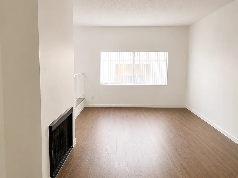 14805 Magnolia Blvd — Photo 15