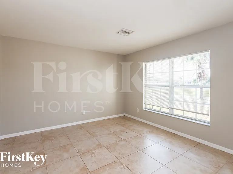 2719 NW 10th St — Photo 3