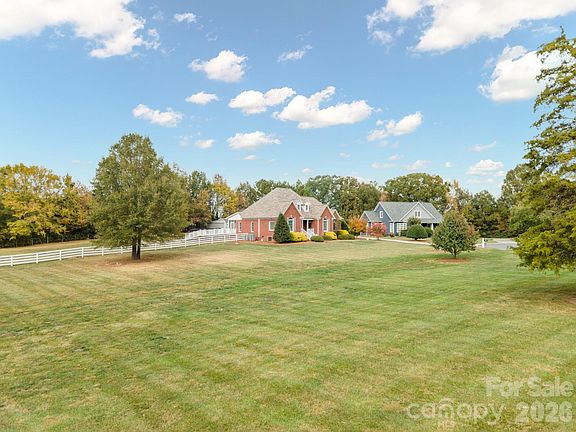 4th image of 277 Glenwood Dr