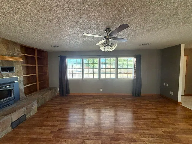 3 bed, 2.5 bath, 2660 sqft, $2,295 — Photo 4