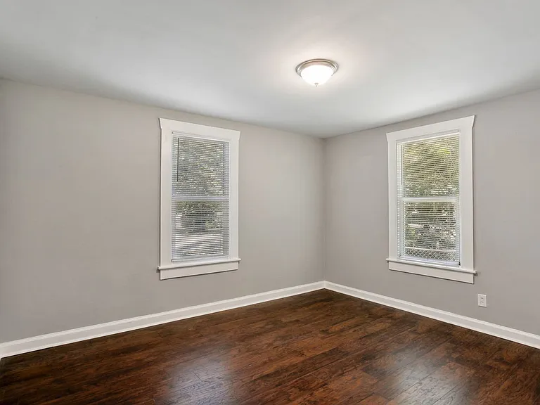 1405 E 32nd St — Photo 5