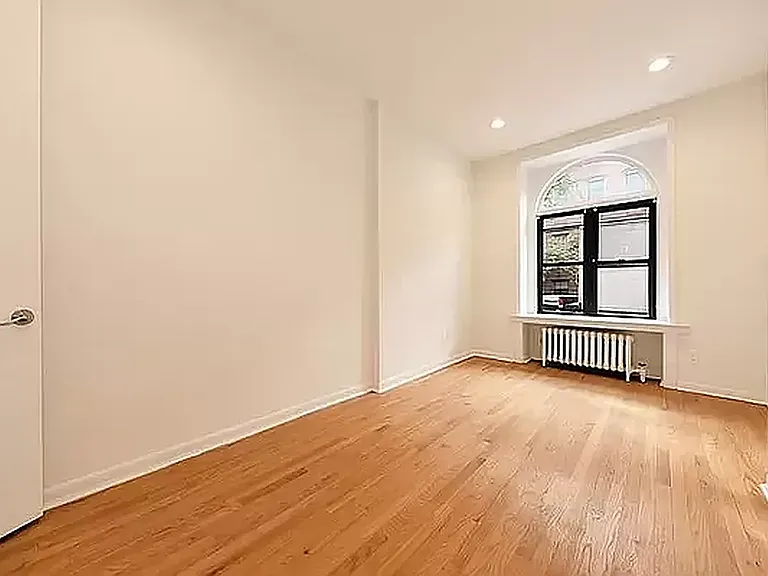 257 W 21st St #1W — Photo 4