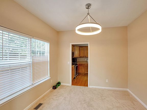 5th image of 121 Claybrook Ln