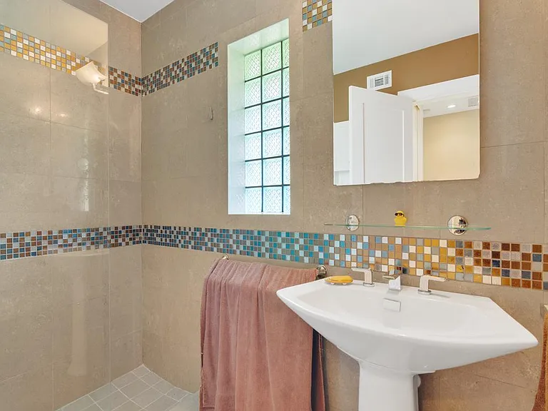 745 Iris Ln — Photo 17
