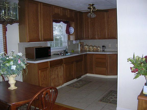 5th image of 718 West Dr