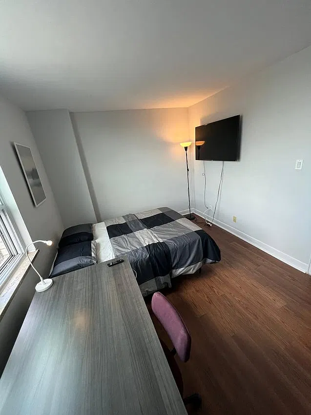 Deluxe Room - Davisville Avenue & Yonge Street — Photo 2