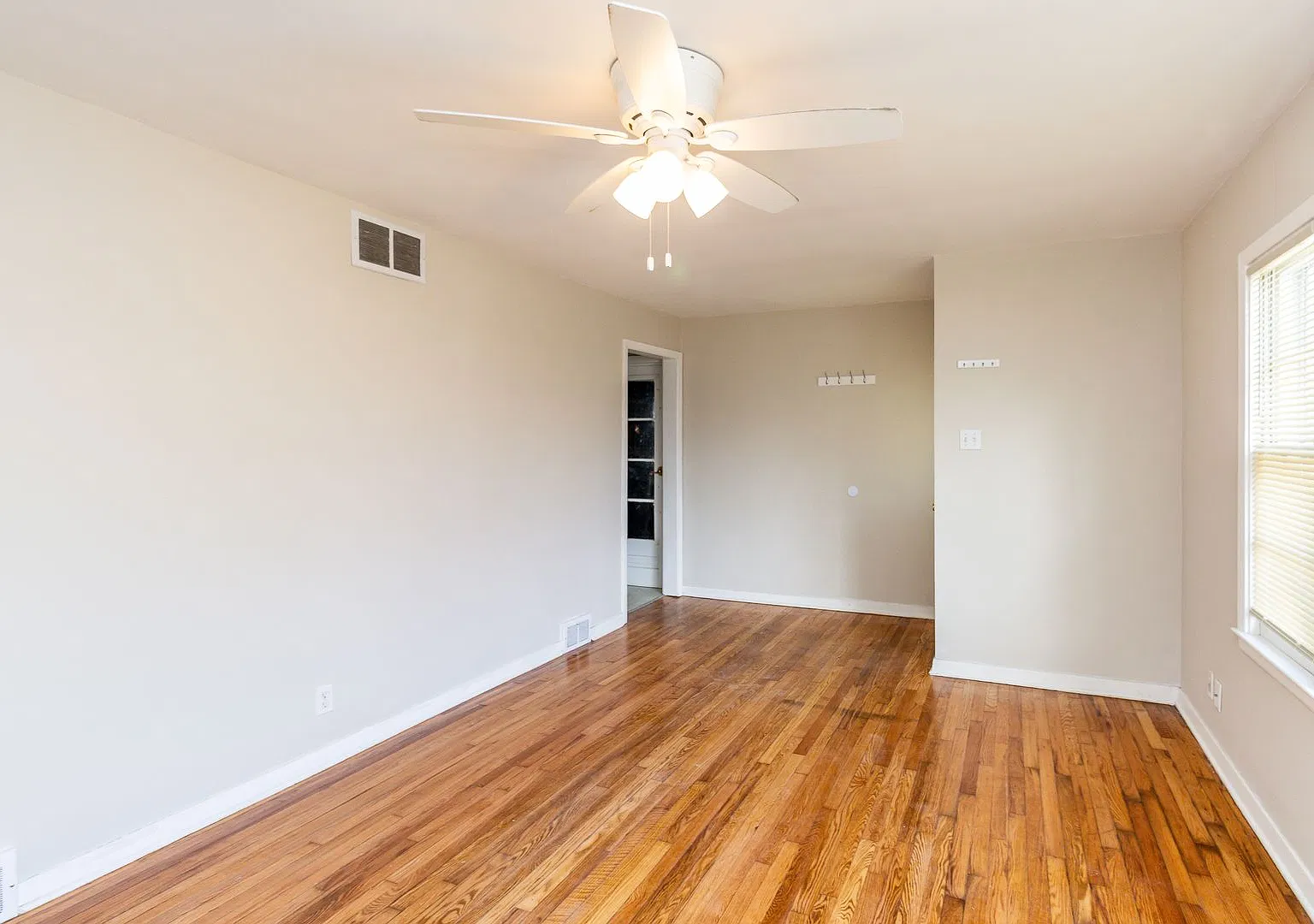 2 bedroom 1 bath home located close to downtown — Photo 3