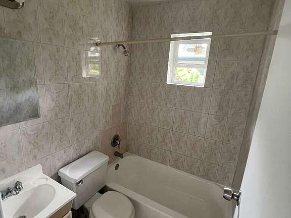 5th image of 1524 NW 42nd St #B