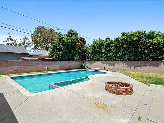 3rd image of 9519 La Reina Ave