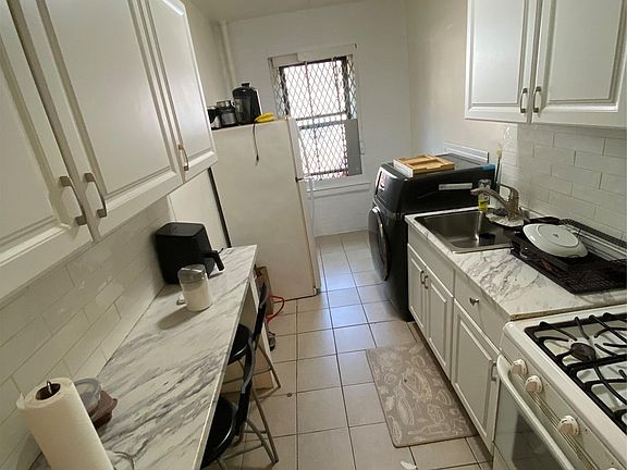 5th image of 1045 Anderson Avenue #2G