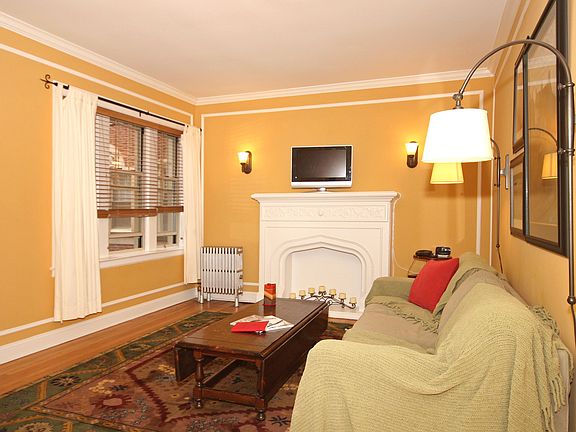 2nd image of 6135 N Hoyne Ave #1