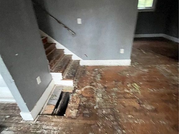 2nd image of 1915 Emerson Ave