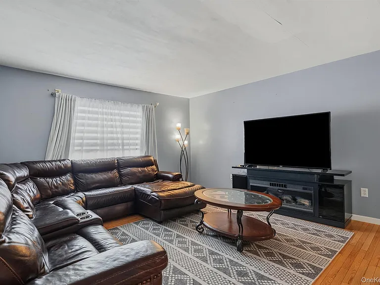 35 Helene Rd — Photo 2