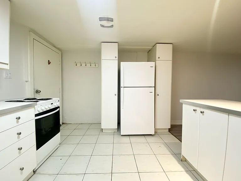 589 Annette St #BASEMENT — Photo 9