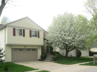 32 Manchester Ln, Vernon Hills, IL