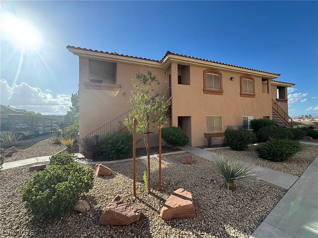 2 bed, 2.0 bath, 1048 sqft, $1,495 — Photo 2