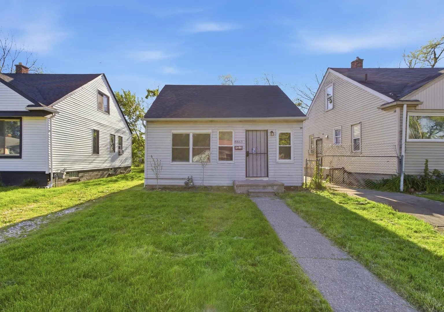 8863 Vaughan St — Photo 2