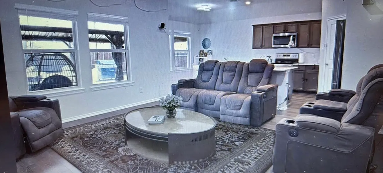 3 bed, 1294 sqft, $2,100 — Photo 2