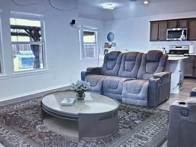 808 Glover Dr — Photo 2