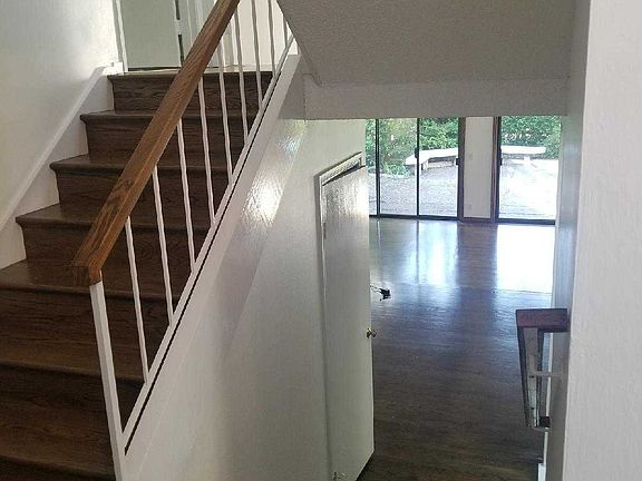 5th image of 430 Sand Hill Cir