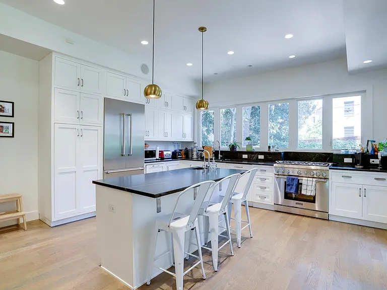 604 A St SE — Photo 8