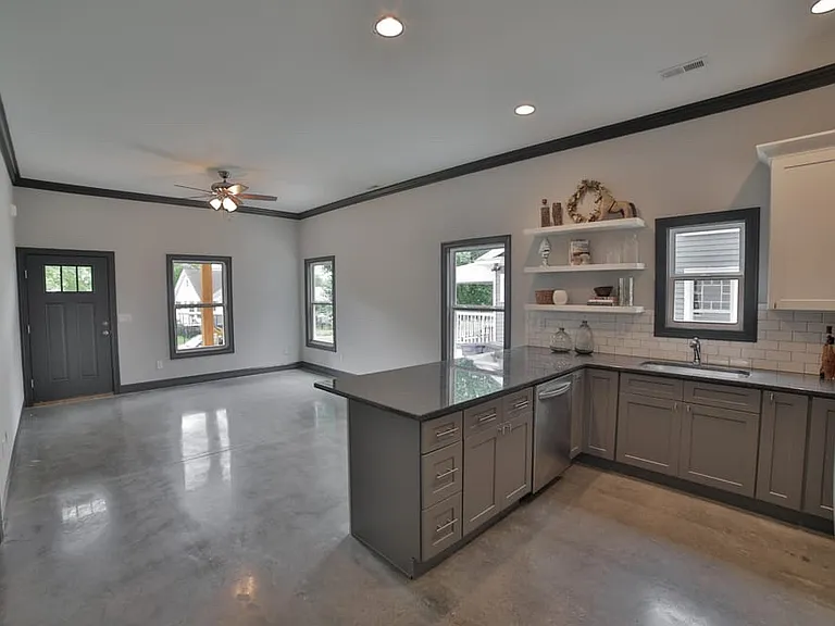 2411 Vine St — Photo 8