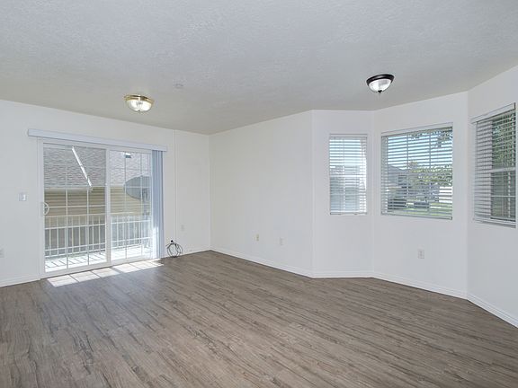 3rd image of 2101 N Aurora Way