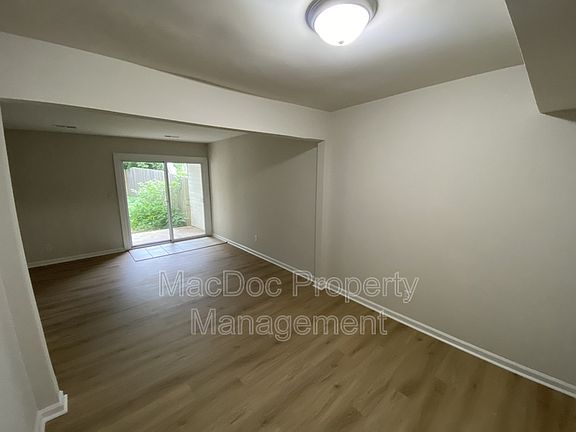5th image of 531 Olde Greenwich Cir