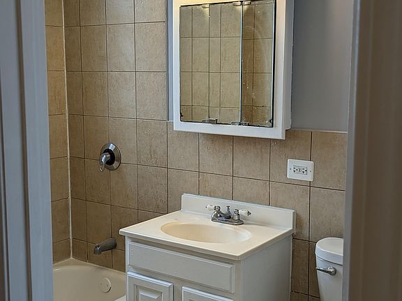 5th image of 5225 S Calumet Ave APT 3B
