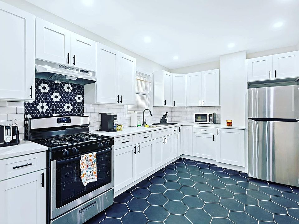 1st image of 142 Decker Ave Floor 1
