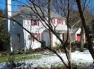 127 Winthrop Rd, Roslyn Heights, NY 11577